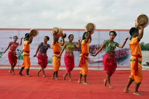 高棉族演员在安江省高棉族同胞文化体育与旅游节上演（图片来源：vhttdlkv3.gov.vn）