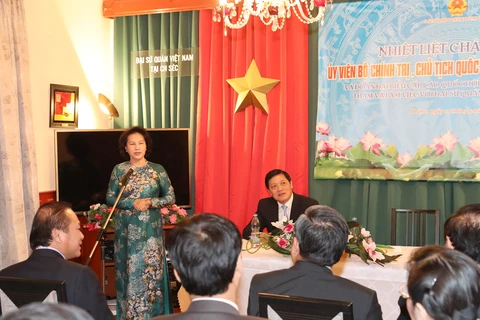 阮氏金银​主席同越南驻捷克大使馆工作人员交谈