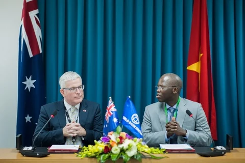 澳大利亚驻越大使克雷格·奇蒂克（左）同世界银行驻越南首席代表奥斯曼·迪奥签署新的伙伴关系合作协议（图片来源：越通社）