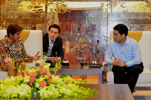 河内市人民委员会主席阮德钟与CNN亚洲区高级营销副总裁Sunita Rajan。