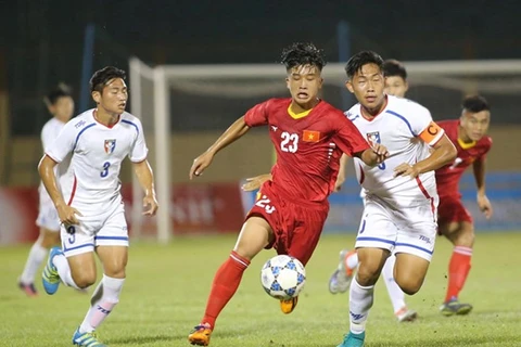 越南U19足球队（红色衣服）与中国台北U19足球队（图片来源：VFF）