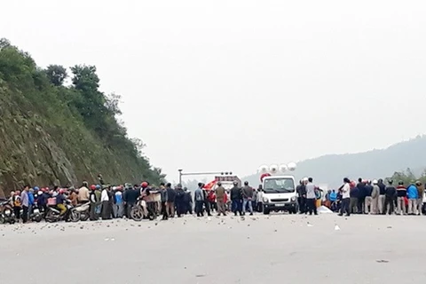 许多人聚集在1A国道河静省奇英市一路段进行闹事。