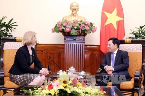 越南政府副总理兼外交部长范平明会见新西兰驻越大使温迪·马修斯。（图片来源：越通社）