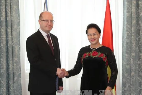 阮氏金银主席（右）会见捷克总理索博特卡（左）。（图片来源：越通社）