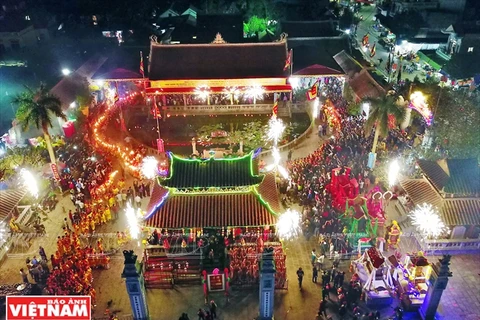 迎火之夜，仙香正府绚丽多彩。这是瑞府庙会主要活动的场所。