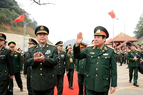 ​附图：越南国防部长冯光青大将（图右）与中国国防部长常万全上将（图左）共同主持第​三届越中边境国防友好交流活动（图片来源：http://www.qdnd.vn/）