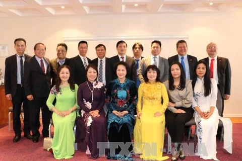越南国会主席阮氏金银与旅居欧洲越南人代表