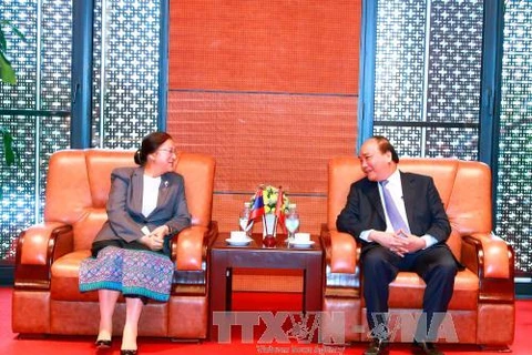 越南政府总理阮春福（右）与老挝国会主席雅陶都