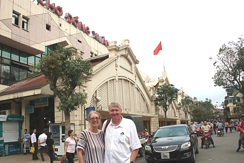 英国游客大卫与夫人参观河内市同春市场。（图片来源：人民报网）
