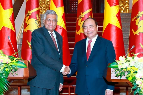 越南政府总理阮春福（右）与斯里兰卡总理拉尼尔·维克勒马辛哈（左）（图片来源：越通社）