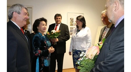 越南国会主席阮氏金银会见捷克和摩拉维亚共产党主席、捷克众议院副议长沃伊捷赫•菲利普。