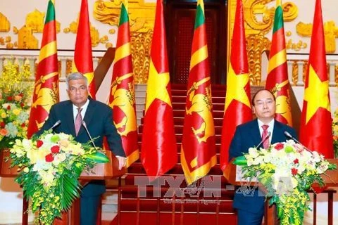 越南政府总理阮春福（右）与斯里兰卡总理拉尼尔·维克勒马辛哈。