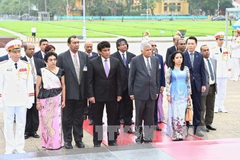 斯里兰卡总理与夫人前往胡志明主席陵墓敬献花圈。（图片来源：越通社）