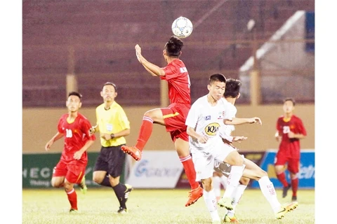 越南U19队（红衣）与黄英加莱U19队激烈角逐。