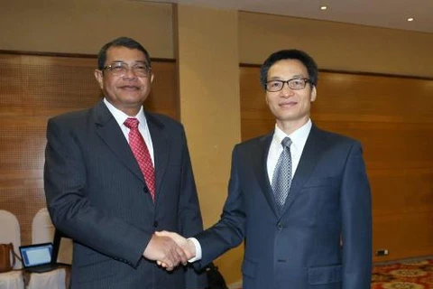 越南政府副总理武德儋（右）会见柬埔寨副首相盖金延（左）。（图片来源：越通社）