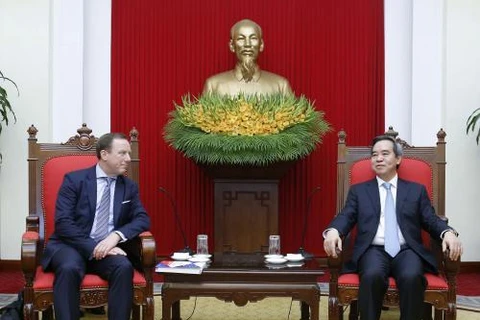 越共中央经济部部长阮文平会见越南欧洲商会（EuroCham）主席吕波特。（图片来源：越通社）
