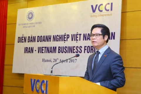 越南工商会主席武进禄在论坛上发表讲话。（图片来源：越通社）