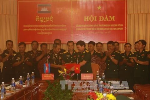 越南得农省军事指挥部同柬埔寨蒙多基里省军区签署合作备忘录。（图片来源：越通社）