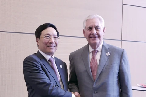 资料图：越南政府副总理兼外长范平明（左）与美国国务卿蒂勒森。