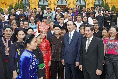 越南国家主席陈大光和北部边境地区少数民族艺人、村寨长老、模范代表合影（图片来源：越通社）