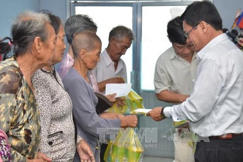慈善团代表向旅柬越南贫困者赠送慰问品（图片来源：越通社） 