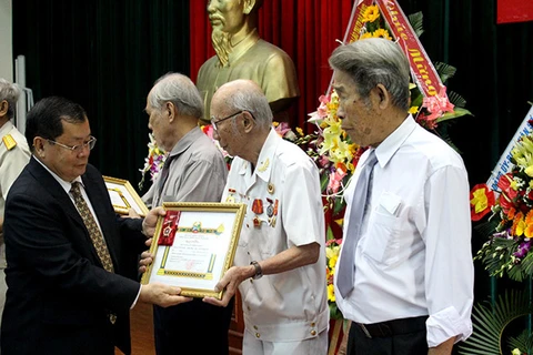 老挝驻岘港总领事Khamsena Phommaseng授予越南志愿军勋章、徽章（图片来源：http://plo.vn）