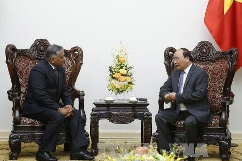 阮春福总理（右）会见印度外交国务部长库马尔•辛格。