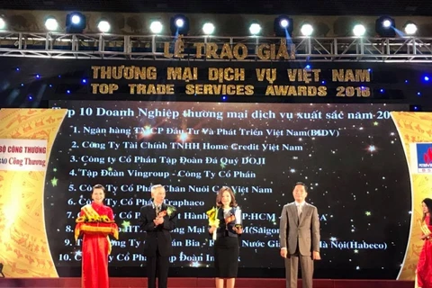 “2016年越南最佳贸易服务企业”奖总结颁奖仪式。（图片来源：http://petrotimes.vn）