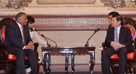 胡志明市人委会主席阮成峰会见印度外交国务部长库马尔•辛格。