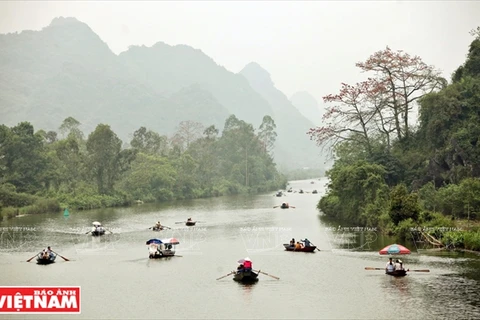 游客坐船欣赏燕溪美景。