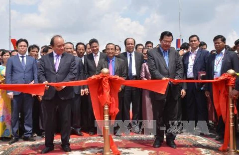 越南政府总理阮春福和柬埔寨王国政府首相洪森为隆平—芝雷托姆跨境大桥竣工剪彩。