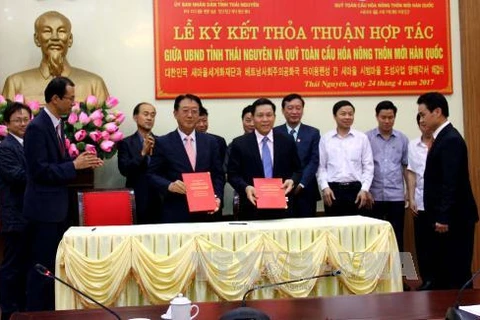 太原省人民委员会领导（右）与韩国新农村全球化基金签署合作协议（图片来源：越通社）