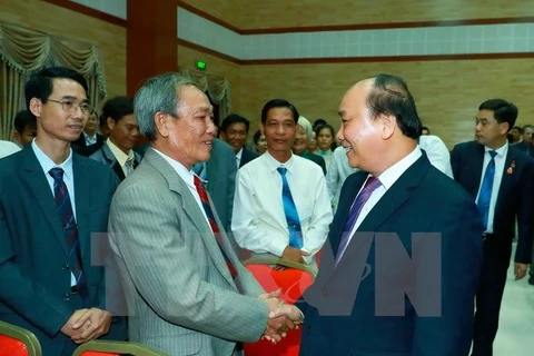 越南政府总理阮春福前往越南驻柬大使馆慰问工作人员。