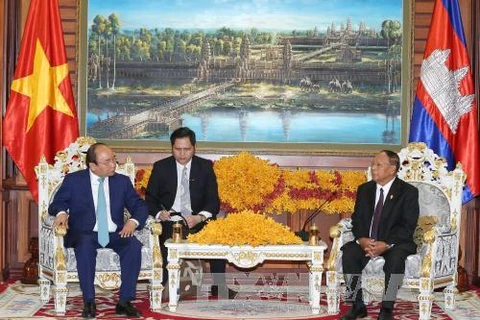 越南政府总理阮春福会见柬埔寨国会主席韩桑林。（图片来源：越通社）