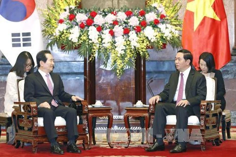 越南国家主席陈大光会见韩国国会议长丁世均。（图片来源：越通社）