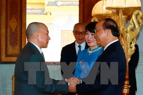 越南政府总理阮春福拜见柬埔寨国王西哈莫尼。