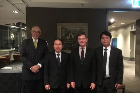 越南司法部副部长黎进州（左二）与新西兰司法部长克里斯托弗·芬利森合影（右二）（图片来源：越通社）