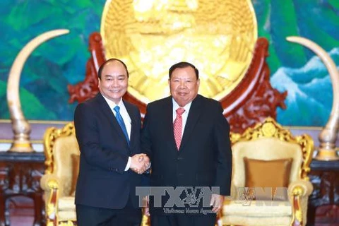 阮春福总理礼节性拜会老挝人民革命党中央总书记、国家主席本扬。（图片来源：越通社）