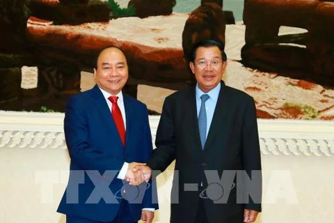 越南政府总理阮春福（左）和柬埔寨首相洪森（图片来源：越通社）