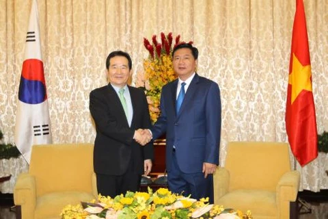 胡志明市市委书记丁罗升（右）会见韩国国会议长丁世均（左）。（图片来源：越通社）
