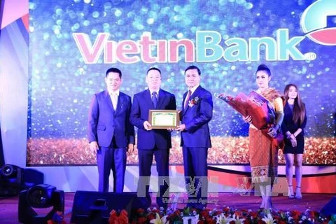 附图：老挝中央银行向越南工商银行老挝分行授予奖状（图片来源：越通社）