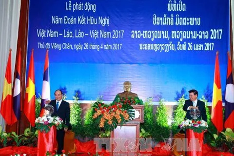 阮春福与老挝总理通伦正式启动2017年越老两国友好团结年。（图片来源：越通社）