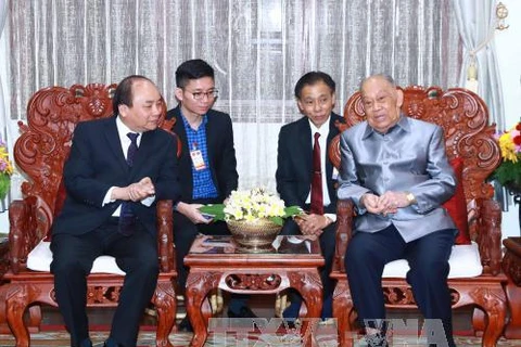 阮春福总理走访慰问老挝人民革命党前主席、老挝前国家主席坎代·西潘敦。