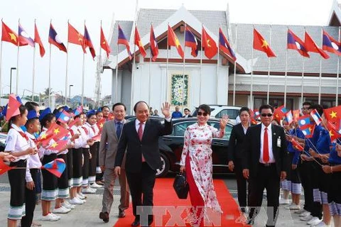 阮春福一行离开老挝​启程回国，结束对柬老两国访问之旅。