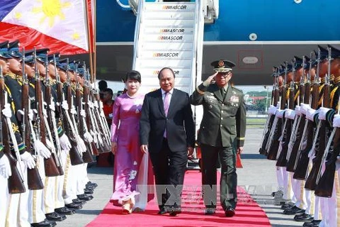 阮春福一行抵达尼诺·阿基诺国际机场。
