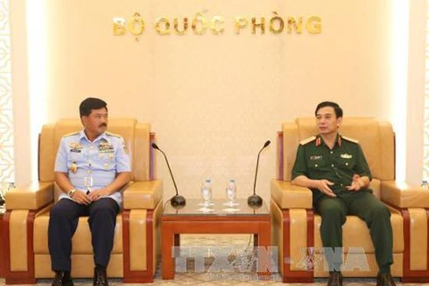 越南人民军总参谋长潘文江会见印尼空军参谋长哈迪·查延多。