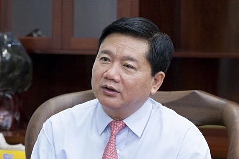中央政治局委员、胡志明市委书记丁罗升接受记者采访。