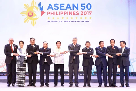 阮春福总理（左四）出席第30届东盟峰会并作出积极贡献。