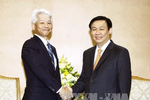 政府副总理王廷惠（右）会见日本三井住友银行亚太地区总裁Ryuji Nishisaki。（图片来源：越通社）