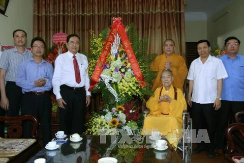 陈青敏副主席兼秘书长（左三）走访慰问并向越南佛教教会证明理事会副法主、秘书长释青彡长老致以节日祝福。